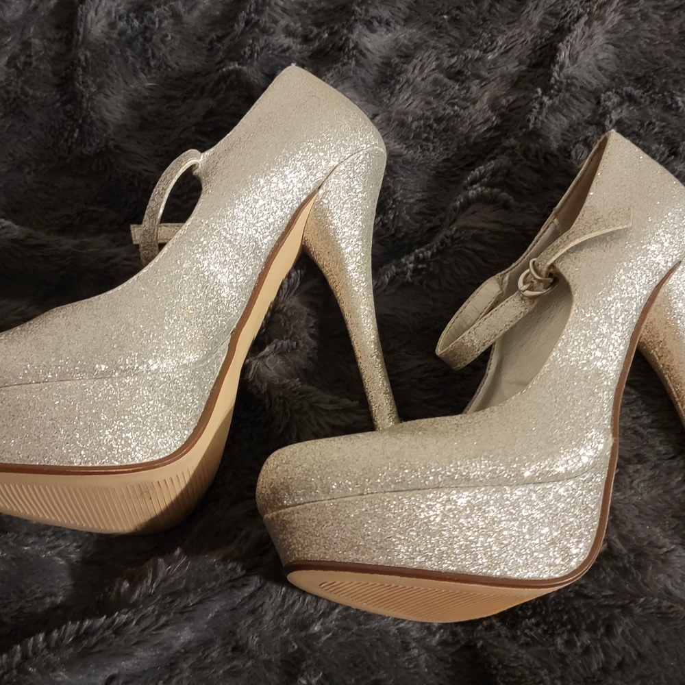 heart in D , glittery silver heels